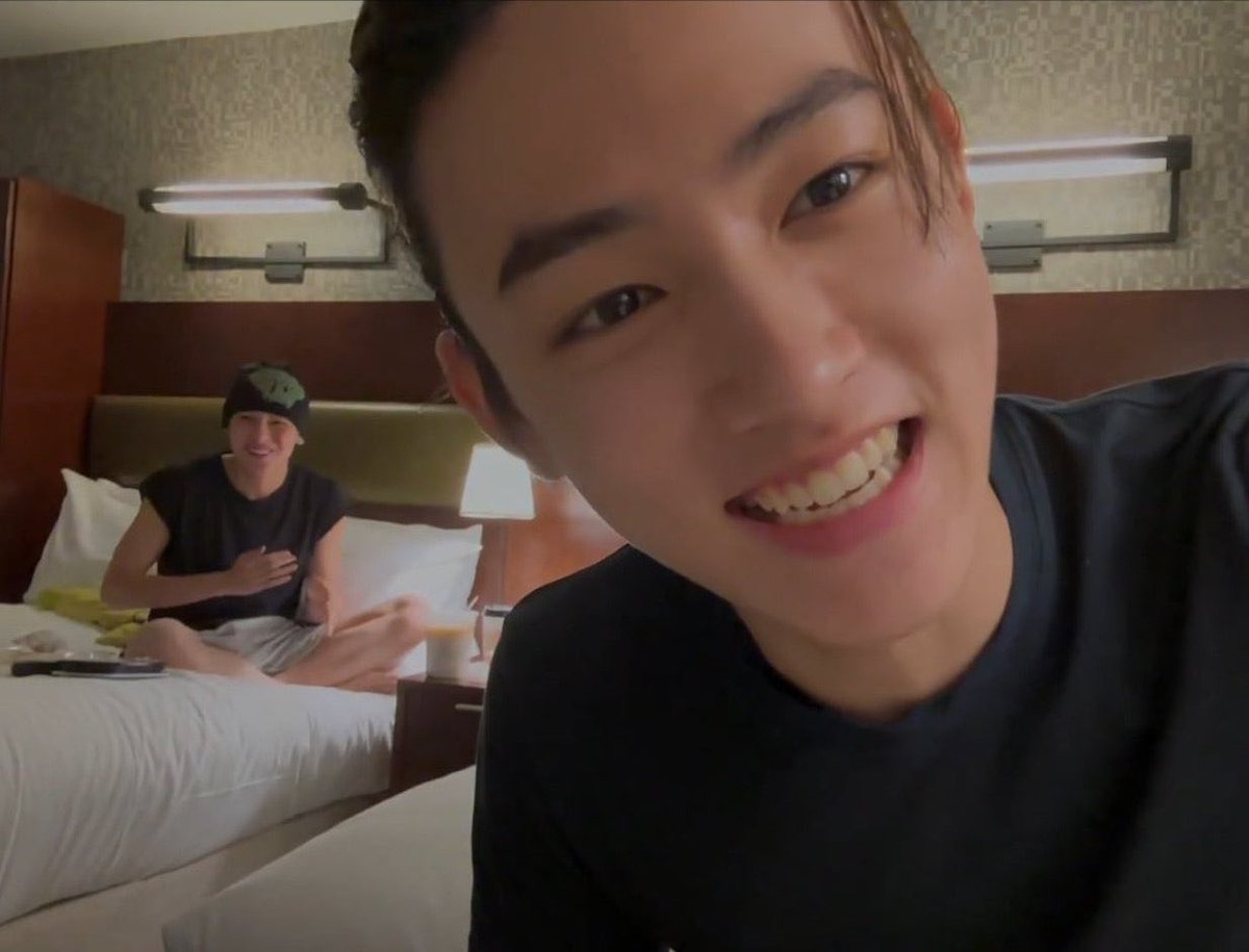 never stop smiling my dearest seonghyeon and james 🙁