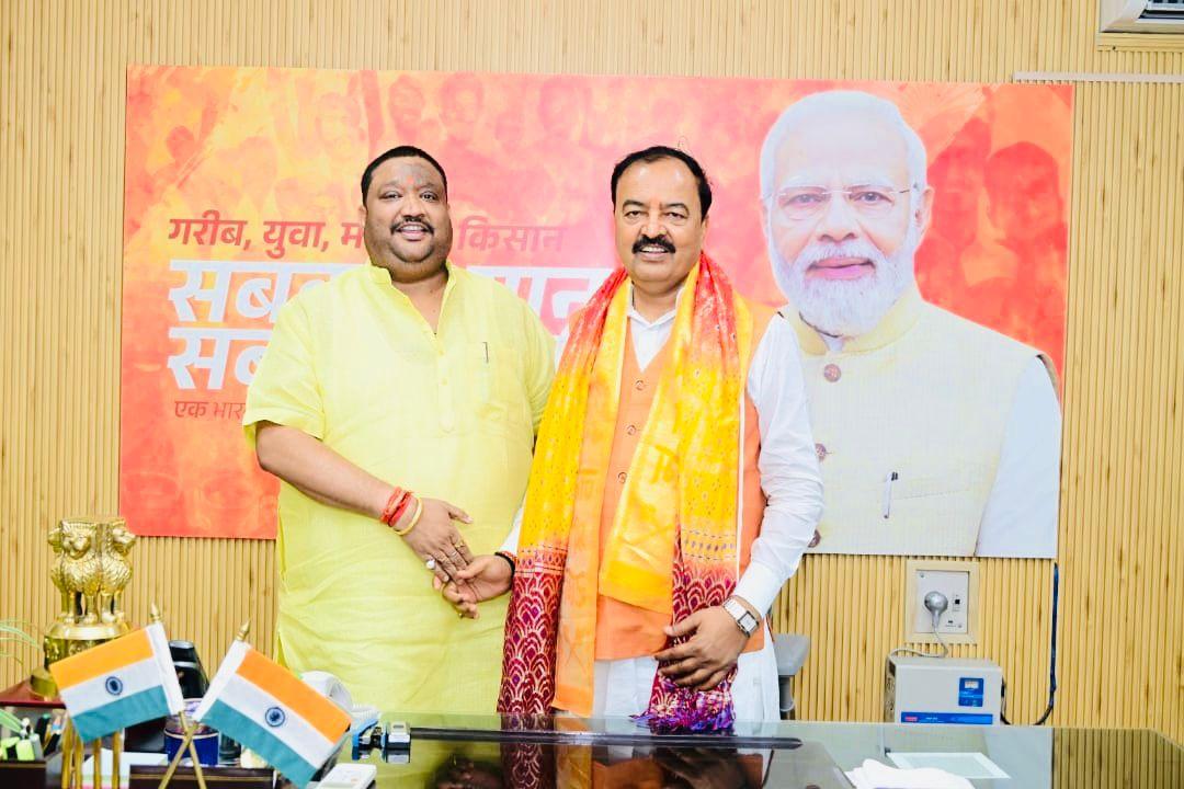dheerusinghh's tweet image. उत्तर प्रदेश सरकार के लोकप्रिय माननीय उपमुख्यमंत्री श्री @kpmaurya1 जी से उनके लखनऊ स्थित कार्यालय पर भेंट कर दीपावली पर्व की हार्दिक शुभकामनाएं एवं बधाई दी।
ईश्वर से यह प्रार्थना है कि यह पावन पर्व समस्त मानवता के जीवन में सुख, समृद्धि और उज्जवल भविष्य का आलोकन करे।
आप सभी को…