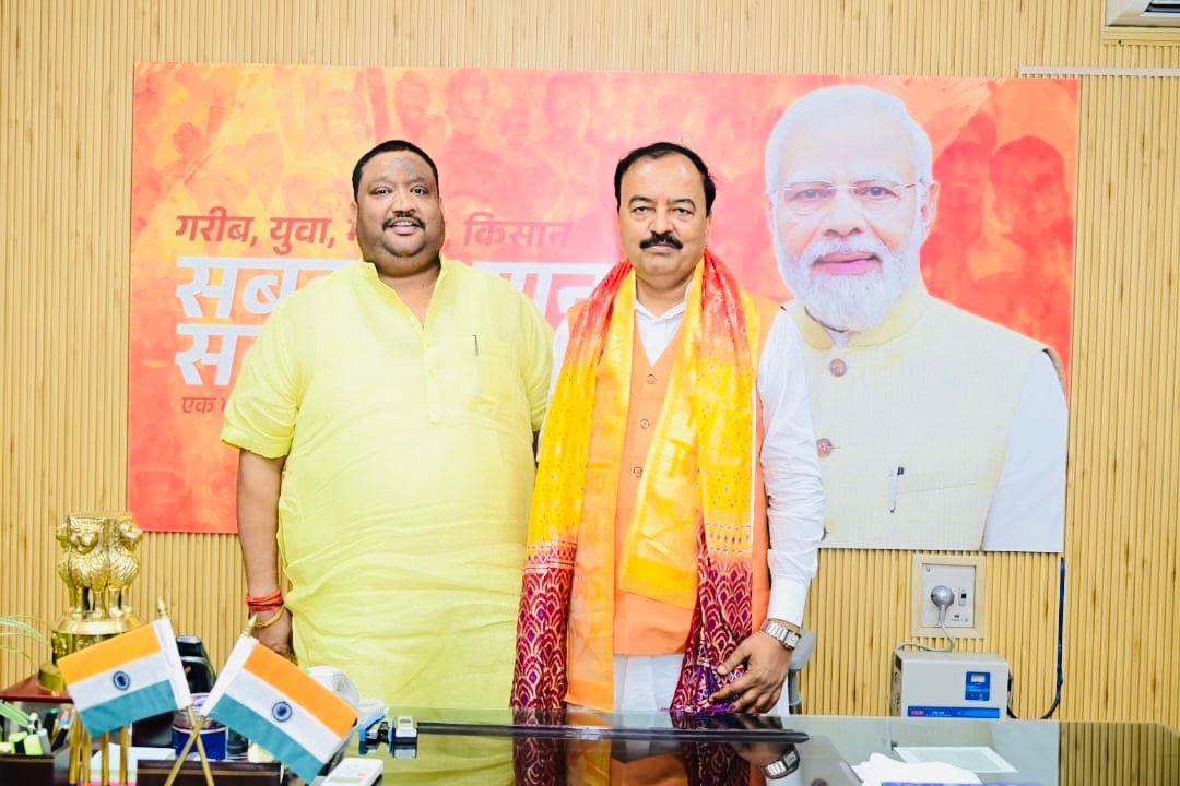 dheerusinghh's tweet image. उत्तर प्रदेश सरकार के लोकप्रिय माननीय उपमुख्यमंत्री श्री @kpmaurya1 जी से उनके लखनऊ स्थित कार्यालय पर भेंट कर दीपावली पर्व की हार्दिक शुभकामनाएं एवं बधाई दी।
ईश्वर से यह प्रार्थना है कि यह पावन पर्व समस्त मानवता के जीवन में सुख, समृद्धि और उज्जवल भविष्य का आलोकन करे।
आप सभी को…