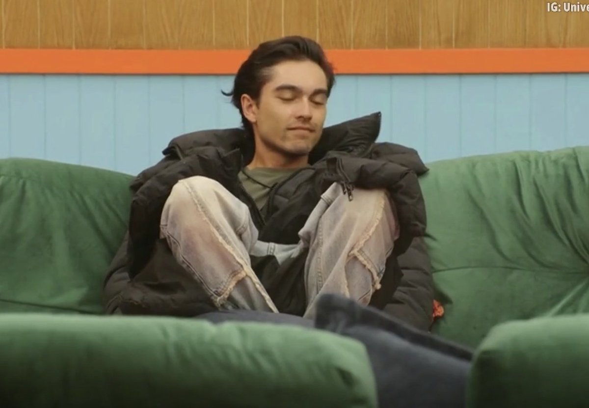 1. No lo dejan drogarse
2. Se le fue Carolina, con quien quería hacer carpeta
3. Regresó "Dorothy" como primero
4. Volvió La Bea, la dueña de la Granja

No es una buena noche para ser el vicioso Mayer Jr.

#LaGranjaVIP