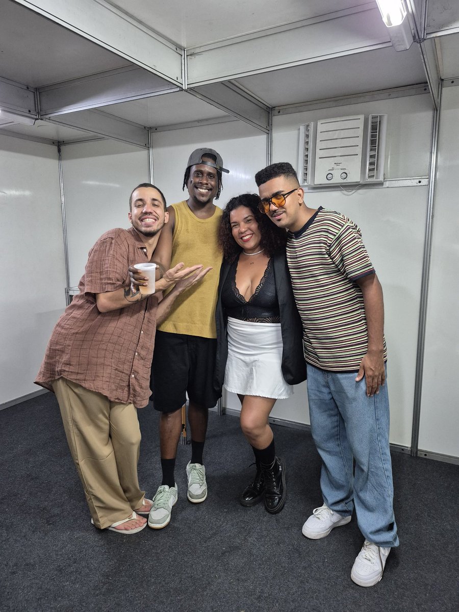 jessisedano's tweet photo. tô mt feliz, passei longos dias dizendo (desde quando soube do show) q iria conhecer os garotin no camarim. E ontem no meu aniversário depois de assistir aquele espetáculo de show eu consegui a foto, fiquei tão nervosa q não conseguia falar direito com eles 🫠🥲 #osgarotin https://t.co/oLDD5Z9fJ4