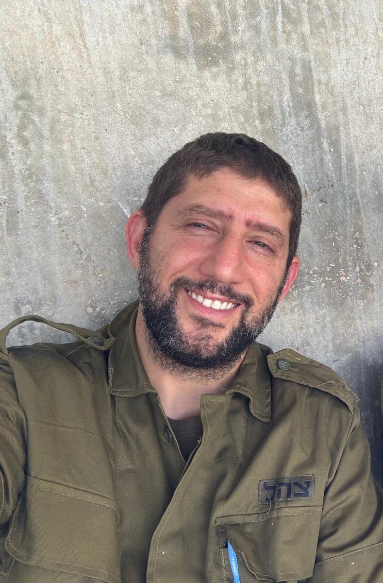 YosephHaddad's tweet image. זהו סיפורו של רס"ב מרדכי חיים אמויאל ז"ל.
מרדכי היה אב לשישה ילדים, ובעלה של רינה. הוא היה איש של תורה, תמיד הסתובב עם ספרי קודש ביד. אהב לנגן בחליל, להצחיק את ילדיו, לטייל איתם בארץ ולהפוך כל רגע בבית למסע של קרבה, חיבור וצחוק.
מרדכי התחיל את המלחמה בשירות בפיקוד העורף אך הרגיש…