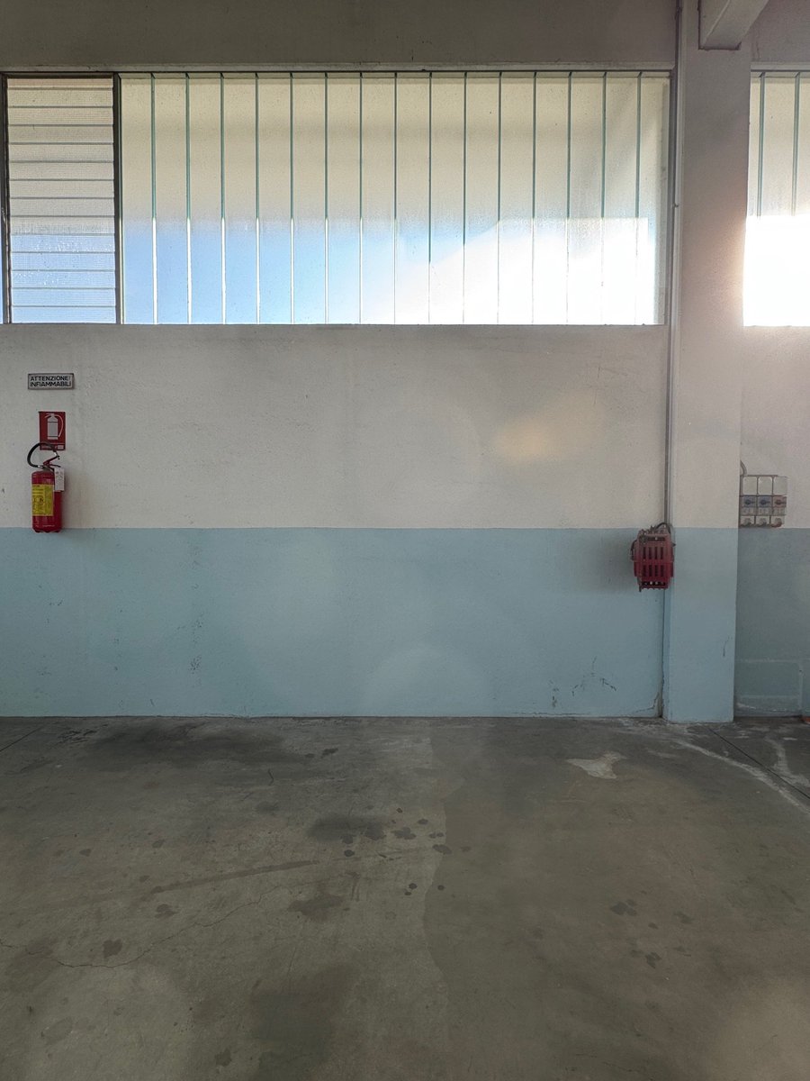 🏭Il fuori lo avete visto, ora tocca all'interno .
Preparata l'area, inizieranno le opere di adeguamento per l'installazione dello #scrigno. Uno spazio #luminoso, sicuro e #TecnologicamenteAvanzato, sarà il #cuore della nostra parte produttiva.
#CanaveseValley
#SeeBeyond