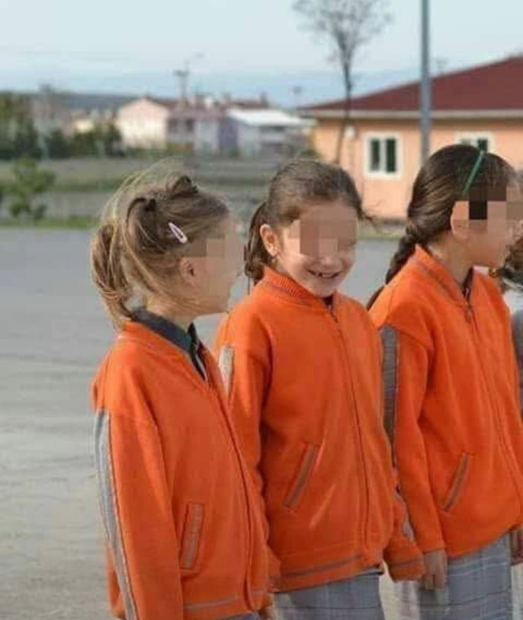 Almışlar çocuğu okulun bir köşesine götürmüşler. Bende öğretmenler odasının camından bakarken tesadüfen gördüm. Dört tane A-4 kağıdını bantlayıp toprağa sermişler. Üç kız yere oturmuş.  İndim yanlarına. Korktular önce, beni görünce.  Baktım beş dilim ekmek, biraz kaşar peyniri,