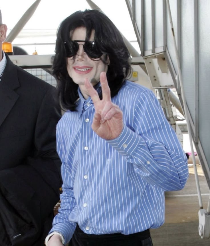 Happy #MatureMichaelMonday! Please tag or mention me in your MMM posts today. As host I'd love to see! Thank you! 
#MichaelJackson 2007 in London.