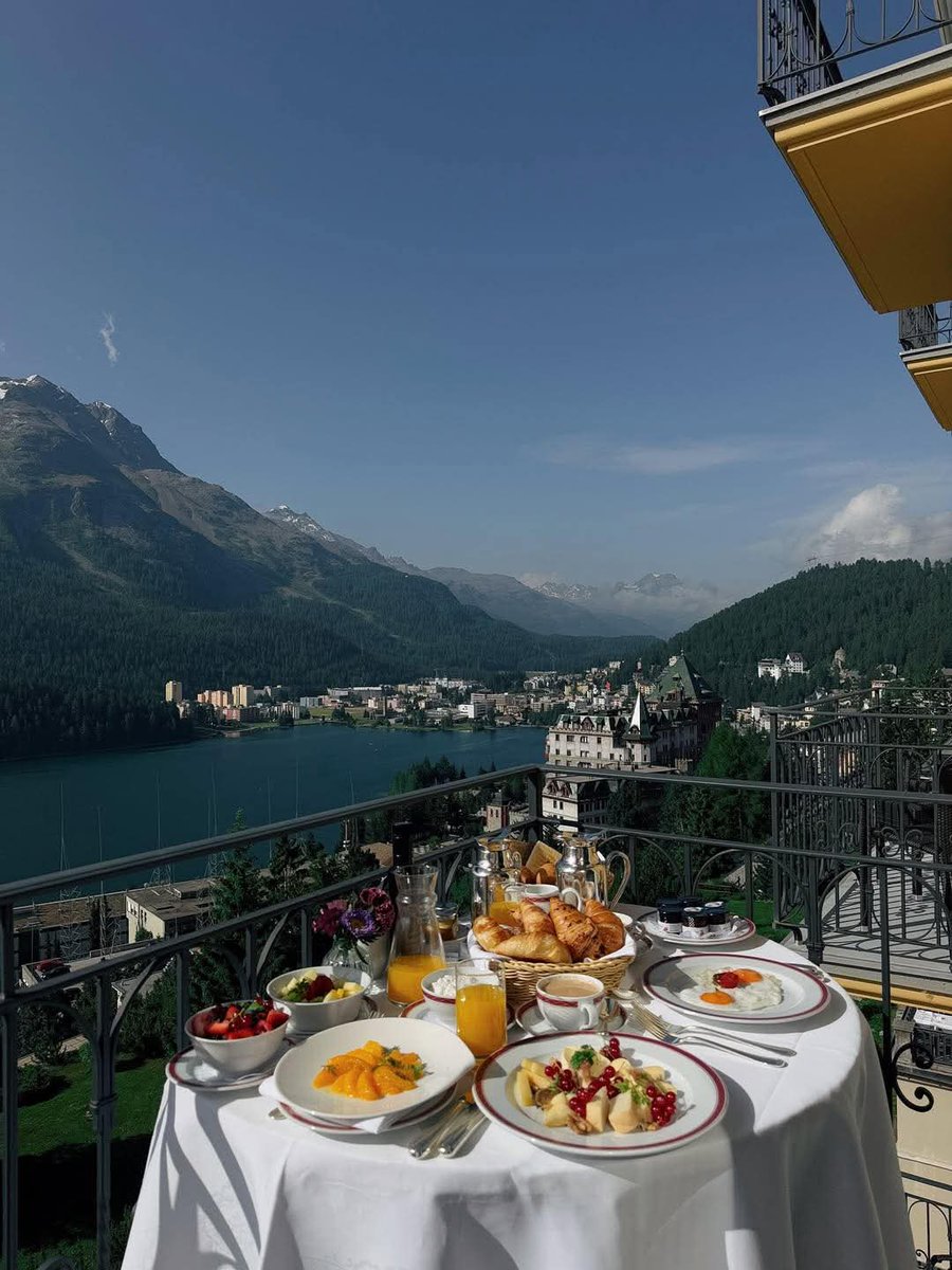 Bonjour. Bon petit-déjeuner ☕️ 🥐 🥖 🥃 C'est si bon de croire en ses rêves.  Excellente journée à vous tous 🌞 👋