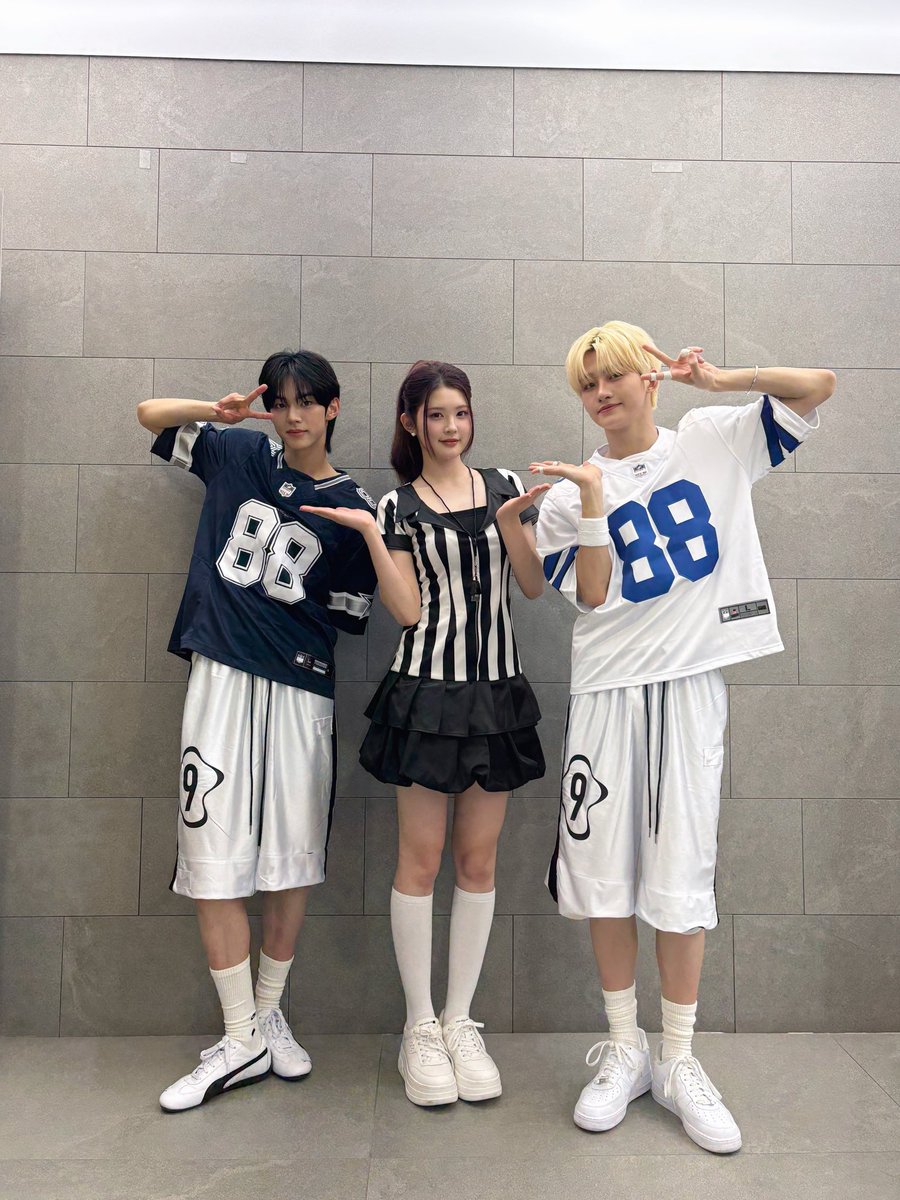 MBCMusicCore's tweet photo. ଘ훈훈즈ଓ,, 에이나 양 앞에서 
진짜 하루 종일 서로 잡도리만 함🤗㉭㉭
그래도 마무리는 훈훈하게 하실게예에🩵

#도훈 #DOHOON #지훈 #JIHOON
#에이나 #A_NA
#TWS #Hearts2Hearts https://t.co/OLVYgKOKT0