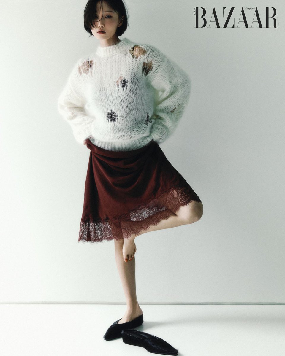 HwasaGlobal's tweet image. Hwasa x Harper's Bazaar, November issue
During the songwriting process, #Hwasa shared; “I kept thinking why can’t I write this better? and ended up revising the lyrics hundreds of times. But then, unexpectedly, there were days when the words just flowed out naturally."
#화사