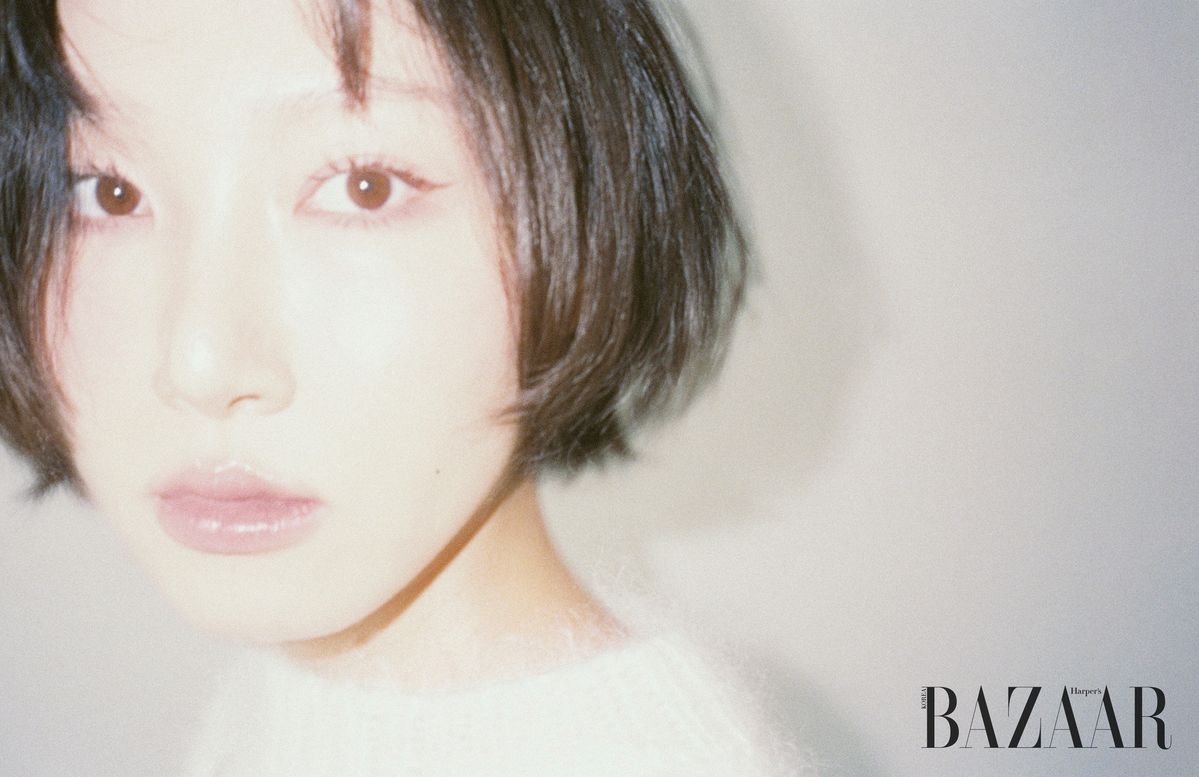 HwasaGlobal's tweet image. Hwasa x Harper's Bazaar, November issue
"The line 'Goodbyes will hurt us, but we'll keep it beautiful. Smile even better, so I'll drown in my own regrets. Goodbye.' is the one that best expresses her most honest feelings in this song."
#hwasa #화사