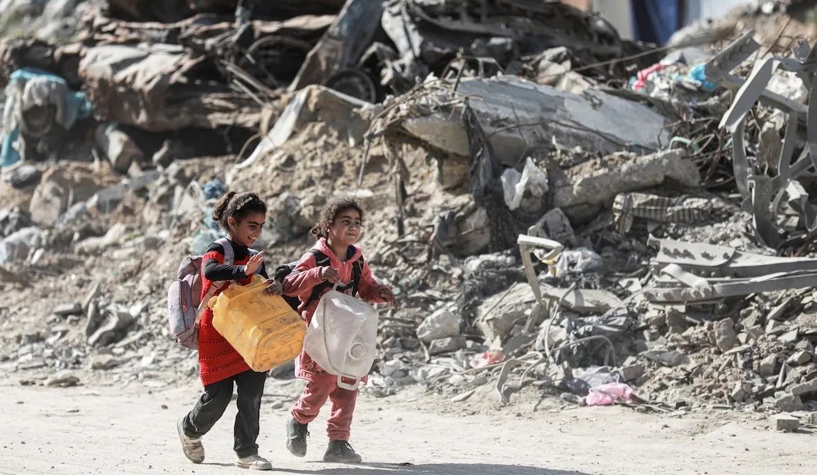 İsrail dün Gazze’de 40 Filistinliyi öldürdükten sonra ateşkesin yeniden başladığını ve askıya aldığı yardım girişlerine izin vereceğini duyurdu.

İsrail medyasına göre, Tel Aviv yönetimi bu kararları ABD’nin baskısı altında aldı.

İsrail dün Gazze’nin güneyinde hâlâ İsrail işgali