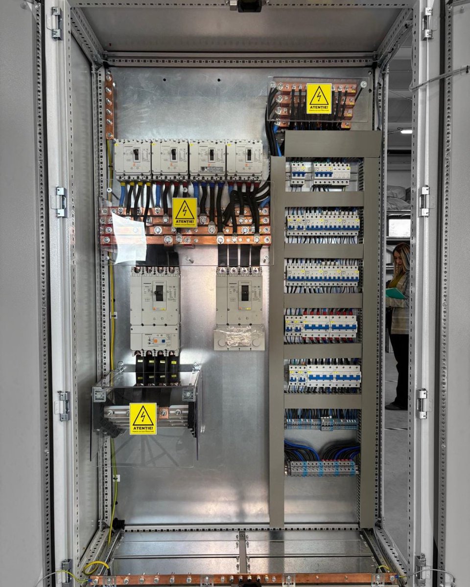 Satech_Electric's tweet photo. 🔌 Azi va aratam o parte din culisele muncii noastre, un tablou electric de distributie proaspat finalizat, realizat cu atenție la fiecare detaliu.

👷‍♀️ In imagine o puteți vedea si pe Loredana, noua noastră colegă, care ne ajuta cu achizitia si gestiunea echipamentelor!⚡ https://t.co/ICjP8gfSfE