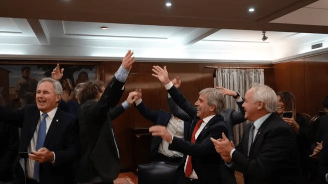 CarlosMaslaton's tweet image. Si vas al FMI es porque te fundiste, sí. Y si vas luego al Tesoro de USA porque lo del FMI no te alcanzó, es porque te entregás para que te liquiden del todo. Y aquí, en la Argentina, todavía festejan lo que es una completa humillación del principio al fin. De estos tipos, que…