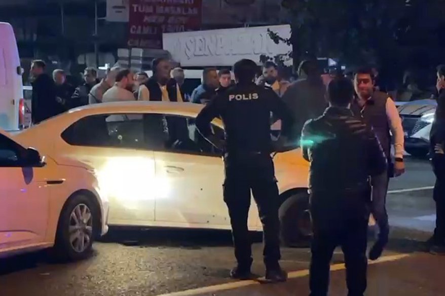 Balıkesir'de cezaevinden kaçan ve firari olarak aranan bir şahıs, biri uzman çavuş 2 kişiyi öldürdü, 2'si polis 7 kişiyi yaraladı. 

İsmail Saymaz: Balıkesir'deki kabus gecesinin saat saat gelişimi:

Uzman Çavuş Kemal Ekri, dün 22.30’da Edremit’te caddede aracını durduruyor.