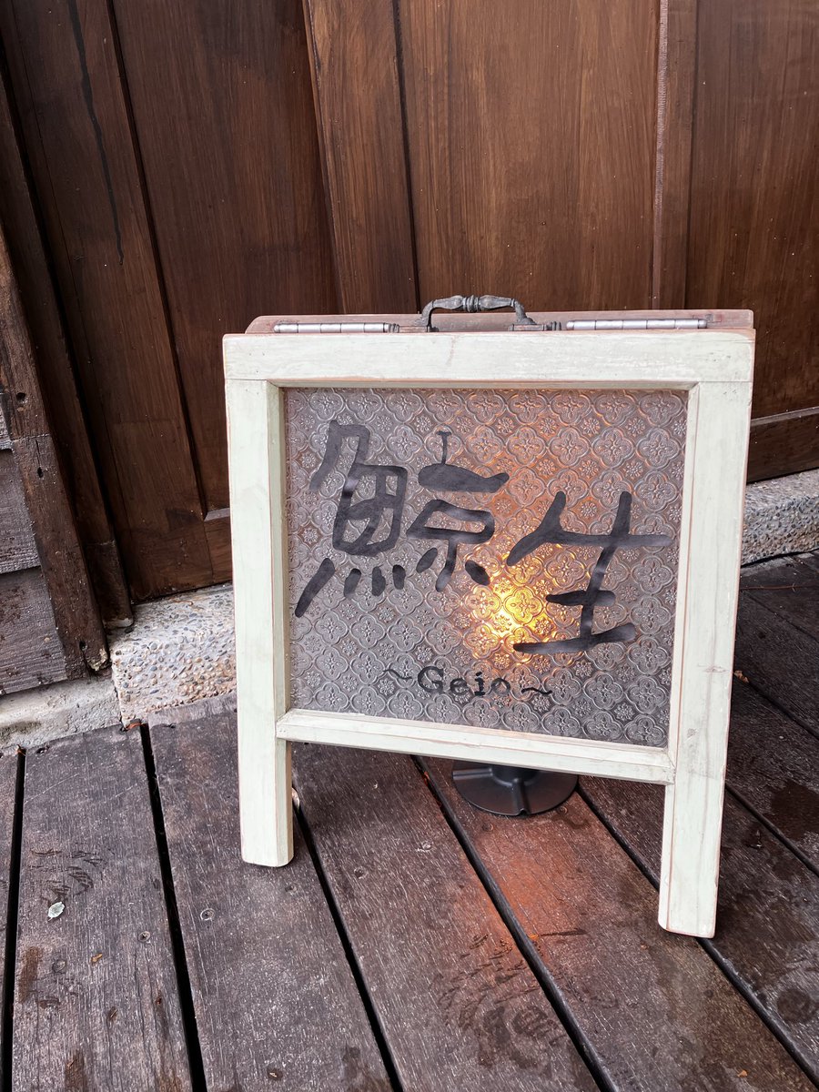 tetuK60's tweet image. お伽話の中の現実。日本の統治下、司令部が置かれていた「松園別館」。此処で最後の歓待を受け、飛び立って行った若者達。。。
『鯨生』上演中、字幕が読めない男の子にパパが優しく鯨生の話を聞かせてました。。。
会場中にひっそりと聞こえたその微笑しいお伽話は祈りの声にも聞こえてきました。。。