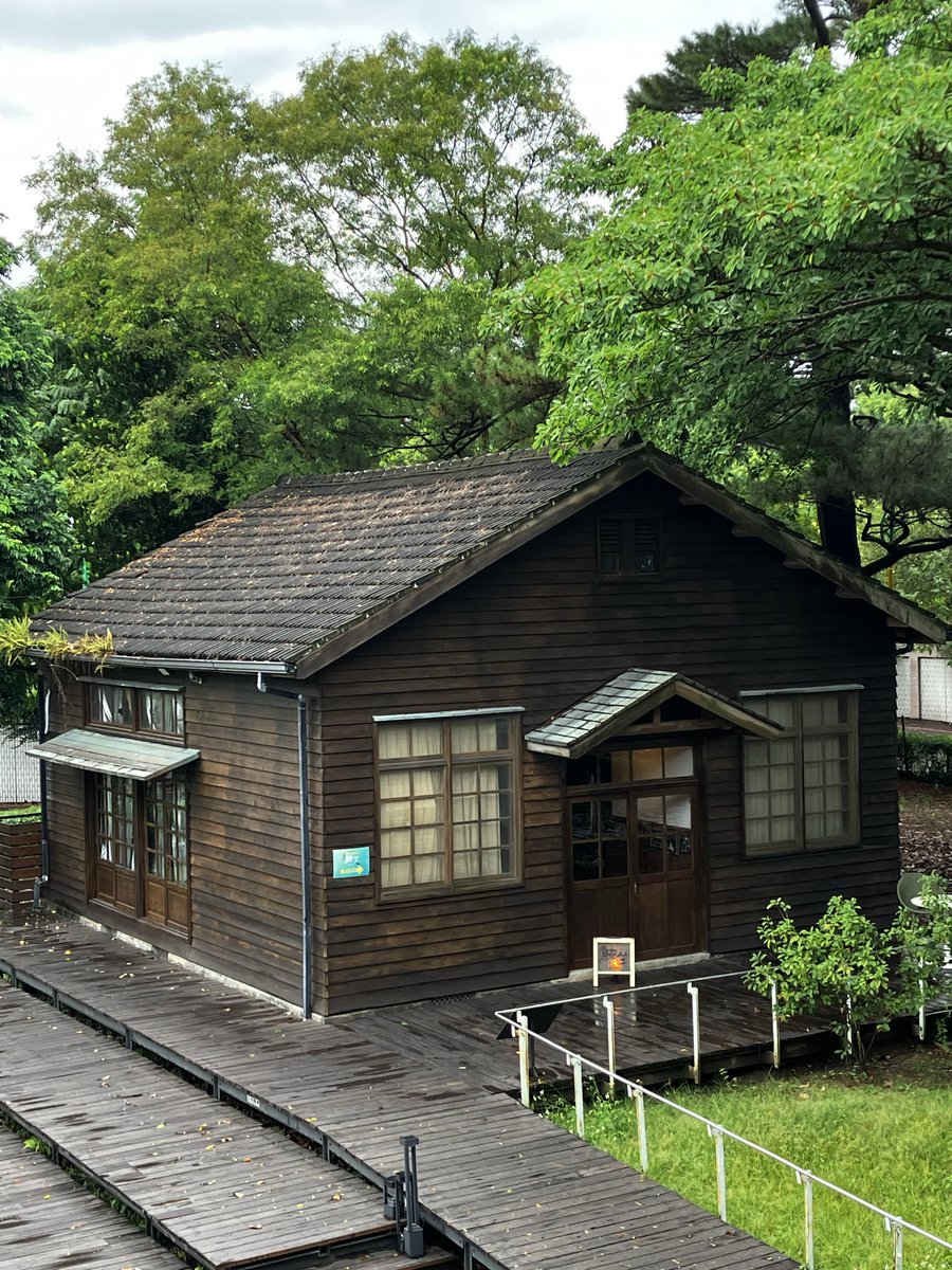 tetuK60's tweet image. お伽話の中の現実。日本の統治下、司令部が置かれていた「松園別館」。此処で最後の歓待を受け、飛び立って行った若者達。。。
『鯨生』上演中、字幕が読めない男の子にパパが優しく鯨生の話を聞かせてました。。。
会場中にひっそりと聞こえたその微笑しいお伽話は祈りの声にも聞こえてきました。。。