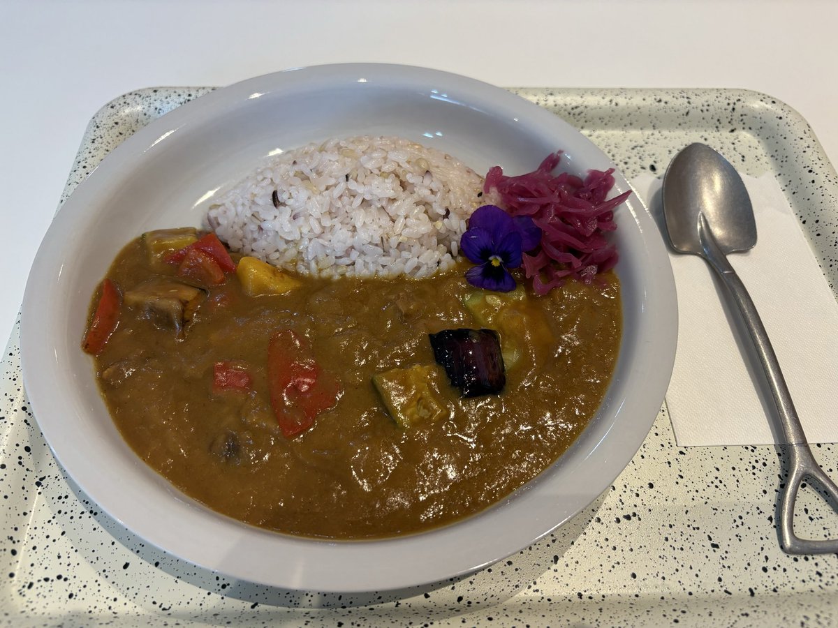 K96azu's tweet image. #毎月20日はカレーの日 お昼ごはんに 近所のカフェでカレーをいただきました 少し動くだけでも痛みがひびく 明日大丈夫かな😖 #penguindrum #輪るピングドラム