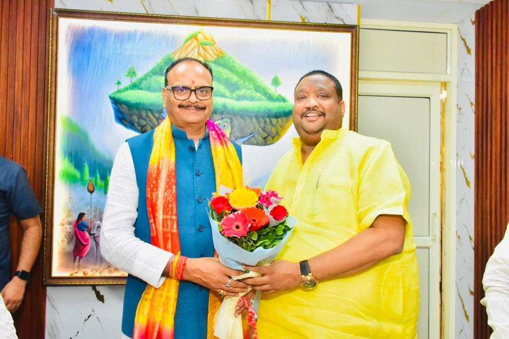 dheerusinghh's tweet image. उत्तर प्रदेश सरकार के लोकप्रिय माननीय उपमुख्यमंत्री श्री @brajeshpathakup जी से उनके सरकारी आवास पर भेंट कर दीपावली पर्व की हार्दिक शुभकामनाएं एवं बधाई दी।
ईश्वर से यही प्रार्थना है कि यह पावन पर्व समस्त मानवता के जीवन में सुख, समृद्धि और उज्जवल भविष्य का संचार करे।
आप सभी को…