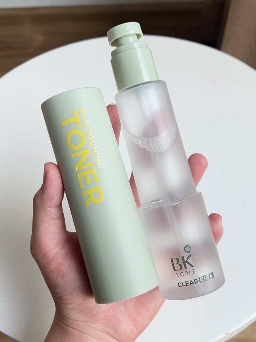 Sold out ไปซักพักเลย ต้องตามหาหน่อย BK Acne Toner เป็นโทนเนอร์ที่ทำมาเพื่อคนเป็นสิวจริงๆ ช่วยลดการอักเสบของสิวได้ดี ผิวสงบ ชอบที่เค้าเป็นหัวสเปรย์ ใช้ง่าย เราชอบฉีดๆลงหน้าก่อนใช้สกินแคร์ตัวอื่น ได้ฟีลสดชื่น หน้ามันน้อยลงด้วย