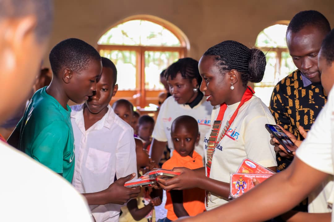 RotaractSsese's tweet image. Last weekend, our Club was honored to host DRR @MsLebykm together with six other clubs that make Greater masaka &amp;amp; many other presidents from Kla. Our clubs donated tables &amp;amp; chairs to the nursery section of Kinyamira Primary Sch under the #UpLift campaign #TogetherOneActAtATime