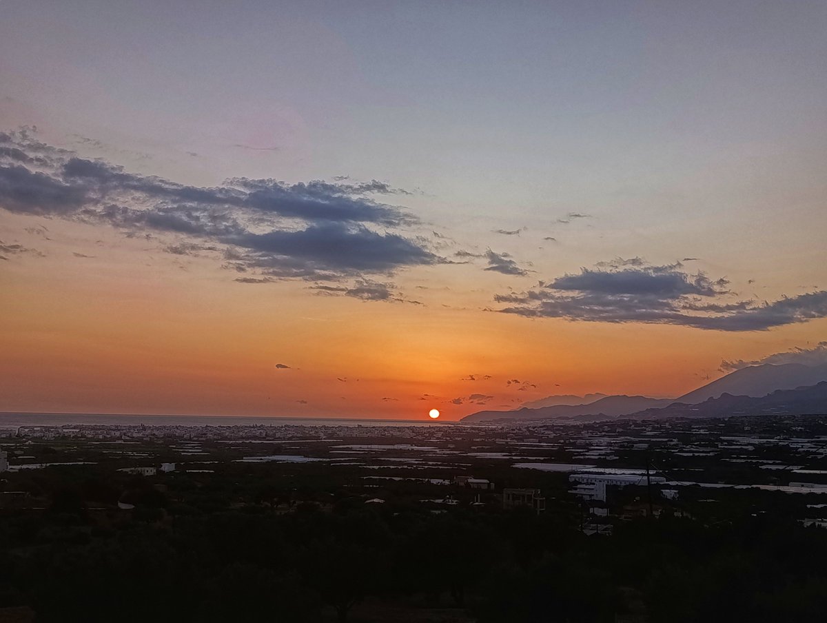 Μα καλά τι κάνεις στο twitter....

Αφήνω τη σκέψη μου 

να περιπλανιέται 

Καλή βδομάδα ψυχές 🫶💋💋🫶