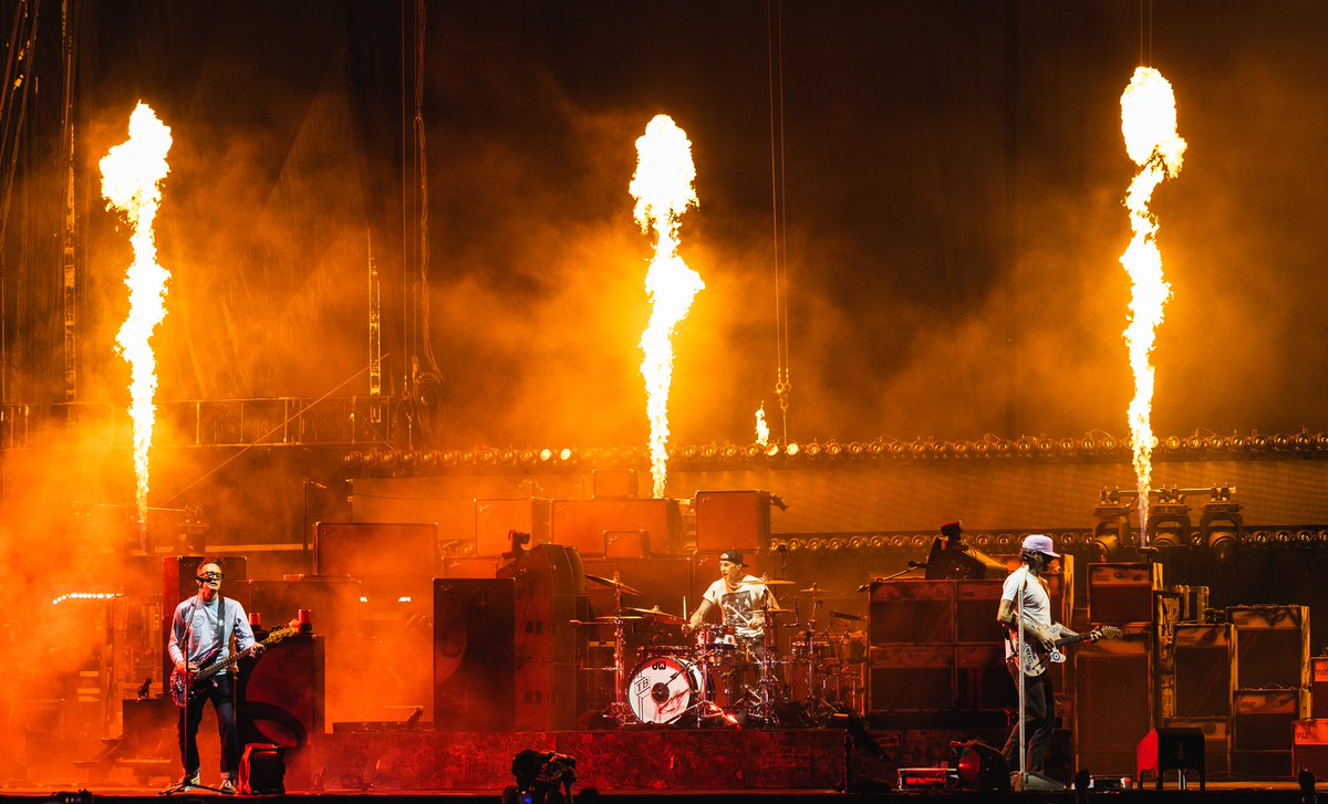 rocksound's tweet image. blink-182, When We Were Young 2025

REVIEW: One of the best things about watching blink-182 in 2025 is that, no matter if it’s your first time or 100th time, you still have to pinch yourself that it is happening. That the Mark, Tom and Travis show is in full swing.
Now, what…