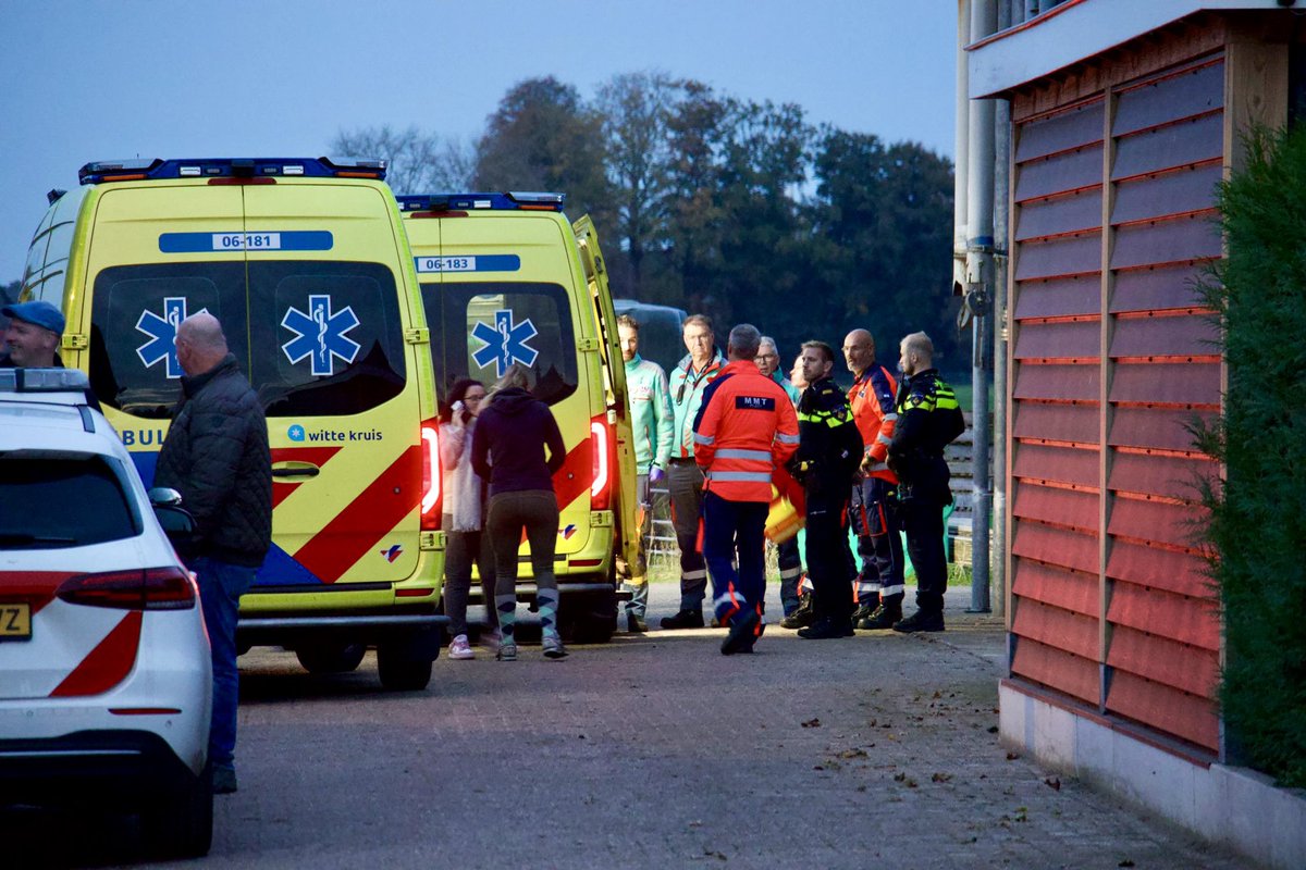 jerfi_pompier's tweet image. Een (8) jarig kindje is zondagavond ernstig gewond geraakt op een boerderij aan de #Kloosterweg in #Putten. Het kindje kreeg tijdens het voeren een flinke trap in zijn buik door een paard. Meerdere hulpdiensten waaronder een traumahelikopter kwamen ter plekke.