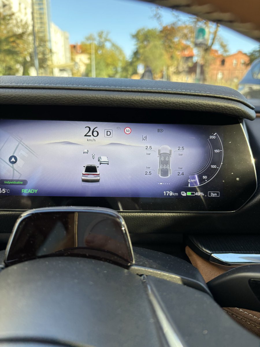 Mazda 6e,68,8kWh 
+dobre przyspieszenie 
+ładne wykończenie,za wyjątkiem tableta
Minusy:
Wszystko pika,wielki tablet rozprasza,brak pokręteł,brak dźwięku silnika-tylko ten odtwarzany z nagrania🙈,słaby widok w lusterku wstecznym,🔋starcza na ok.350km szybkiej jazdy
Jestem na NIE!