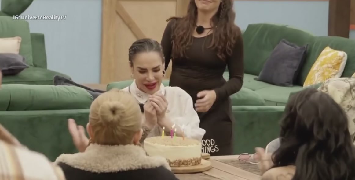 Ora de dónde sacó Sergio el pastel para Liz Vega, nomas salió por atrás con el pastel y velas 🤣🤣🤣

Esta producción se pasa el aislamiento por el arco del triunfo 🫣🫣
 #LaGranjaVIP