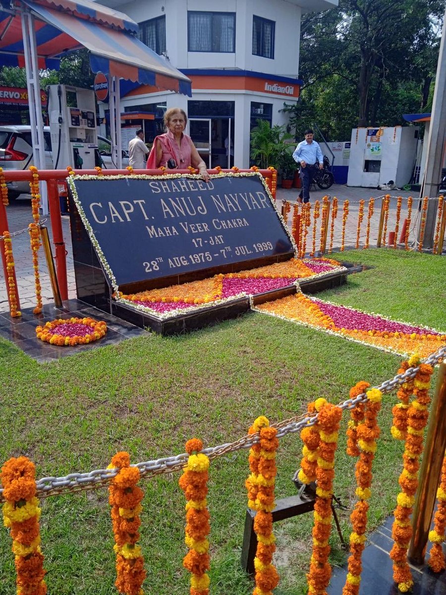 MeenaNayyar4's tweet photo. Kargil Heights Filling Station remembers supreme sacrifice of Capt Anuj Nayyar and his Dad . 💕💕😭 https://t.co/jLcg99UsGM