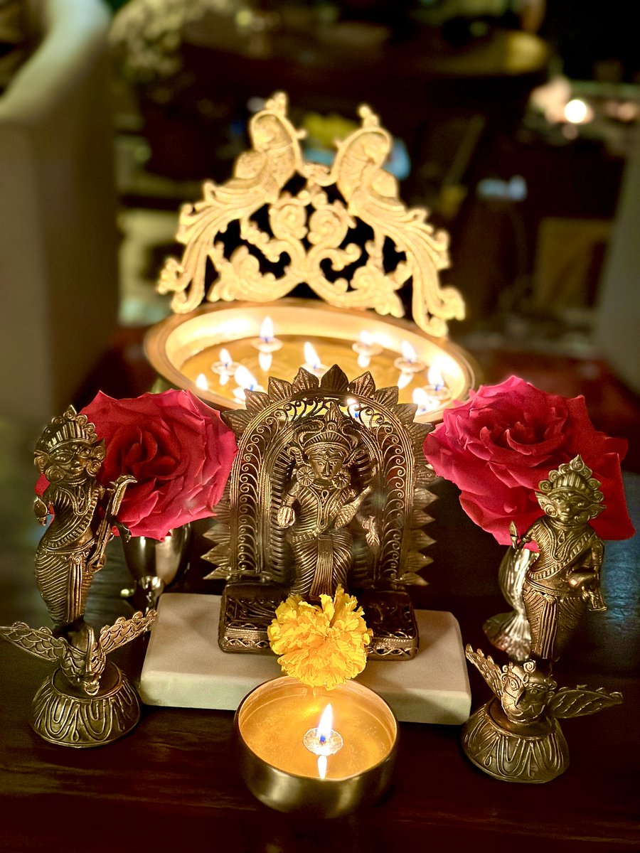 davidfrawleyved's tweet photo. MANTRA TO THE SUPREME LIGHT
ॐ ह्रीं हंसः सोहं स्वाहा
OM Hreem Hamsa Soham Swahaa!
May this Supeme Light of Paramatman/ParaBrahman illuminate the light within your heart, the Hridaya, the place of your true Self for #Diwali2025
