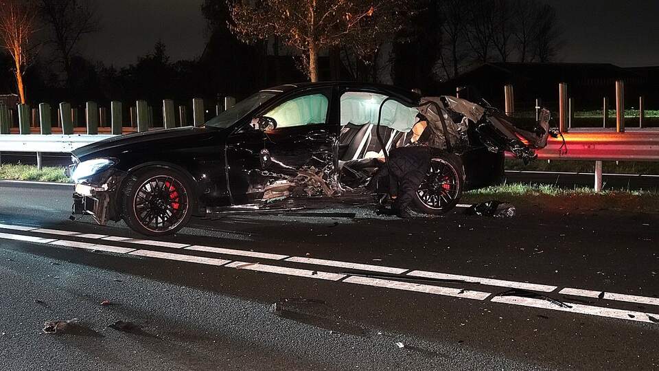Twee personen gewond bij botsing tussen twee auto's in Ilpendam