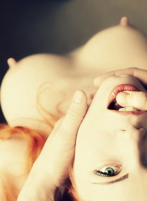 انظر في عيني، وسترى كل ما تحتاج.
هنا، في عمق نظراتي، يكمن عشقٌ لا ينتهي.
وكل لمحة تُخبرك عن جنونٍ يسكنني.