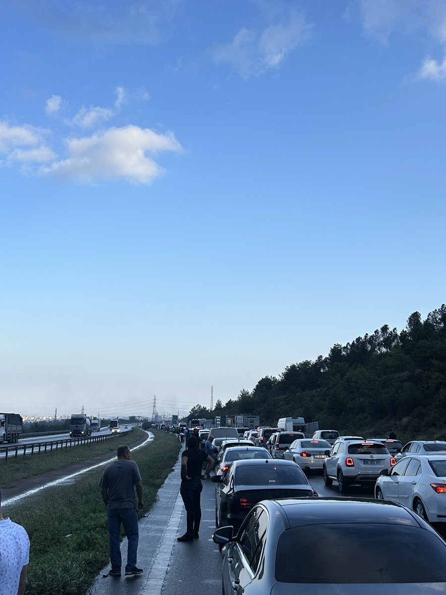 İskenderun Adana Otobanı saatlerdir kapalı, kimse milim ilerleyemiyor bunun sebebini bilen var mı?