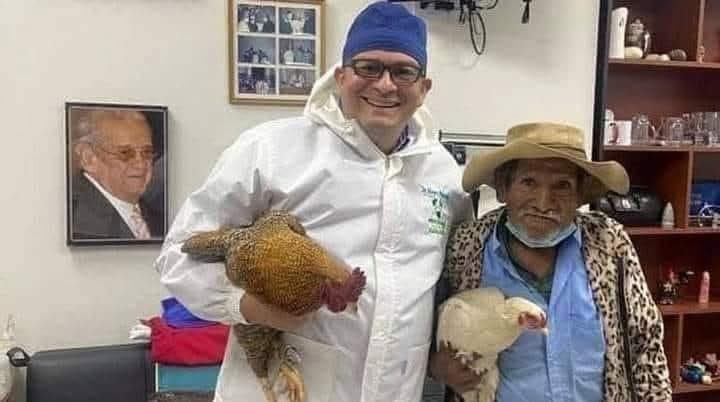 طبيب اسباني أخبر هذا الفلاح العجوز انه بحاجة لأجراء عملية جراحية طارئةوبما ان الرجل لايملك الأموال انصرف وعاد بعد ساعتين ومعه دجاجتين وأخبر الطبيب ان هذا كل ما يملكه الطبيب وافق على اجراء الجراحة مقابل دجاجة واحدة وقال للعجوز هذه الدجاجة تبقى معك وانا اكتفي بدجاجة 
 الإنسانية حقا