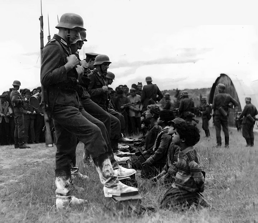 DamaSaOklopom's tweet image. Стрељање невиних цивила у Крагујевцу отпочело је на данашњи дан 1941. године и трајало наредна три дана! У наставку можете прочитати опроштајне поруке жртава:

“Драги тата и мама, поздрав, последњи пут. Љубиша” - порука је 17-годишњег гимназијалца Љубише Јовановић који је…