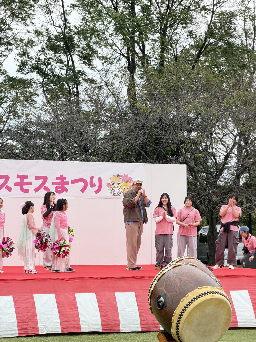 kamikawa_kankou's tweet image. 昨日は「2025神川町コスモスまつり」が開催されました!
あいにくの天気でしたが、沢山の方にご来場いただきました!
観光協会では、観光PRの他、ピンボール、わなげゲーム等で参加させていただきました!
たくまんの司会が素晴らしかったです👏
#神川町 #神川 #埼玉県 #コスモスまつり