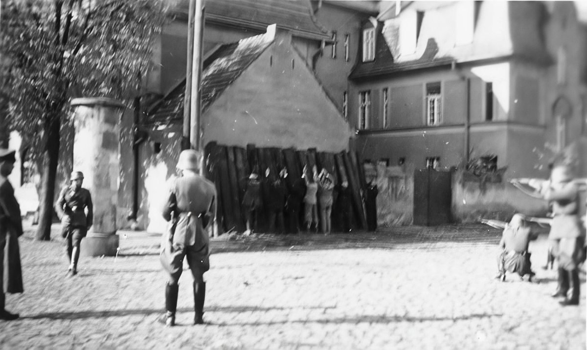 Trzy dni. 275 zamordowanych. Polaków. Rynki wielkopolskich miasteczek zamieniły się w pola śmierci.
20 października 1939 roku Niemcy rozpoczęli planowe mordowanie polskiej elity w Wielkopolsce.

Słyszeliście o tym? Przeczytajcie. 

20 października 1939, 10 rano. Na rynku w