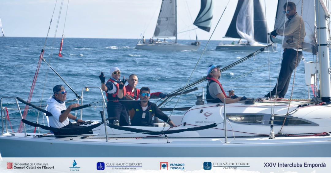 CAT📍 Interclubs Empordà: esport, amistat i respecte pel mar. Fase 3 a prop!
FR📍 Interclubs Empordà : sport, amitié et respect de la mer. Phase 3 bientôt!

#iemporda2025 #regates2025 @cvgolfusempuriabrava <a href="/gen/">Gen Kanai ｜</a>.roses @velacatalana <a href="/nauticescala/">Club Nàutic L'Escala</a> <a href="/cnestartit/">Club Nàutic Estartit</a> @banyuls_sur_mer