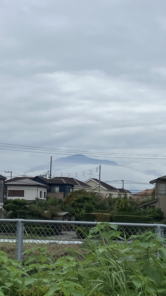 大山が頭だけ出してる
