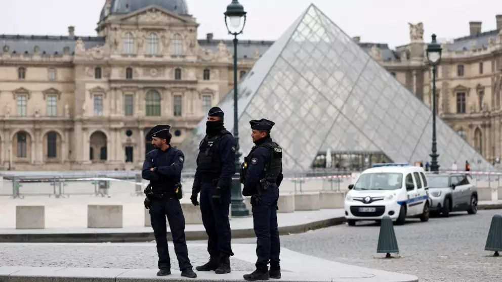AztecaNoticias's tweet image. Así fue el robo al Museo del Louvre en 7 minutos

En tan sólo siete minutos un grupo de sujetos concretaron el #robo más impresionante de los últimos años: atracaron el #MuseoLouvre, en #París, Francia, el más visitado en el mundo.

bit.ly/4q9XDee