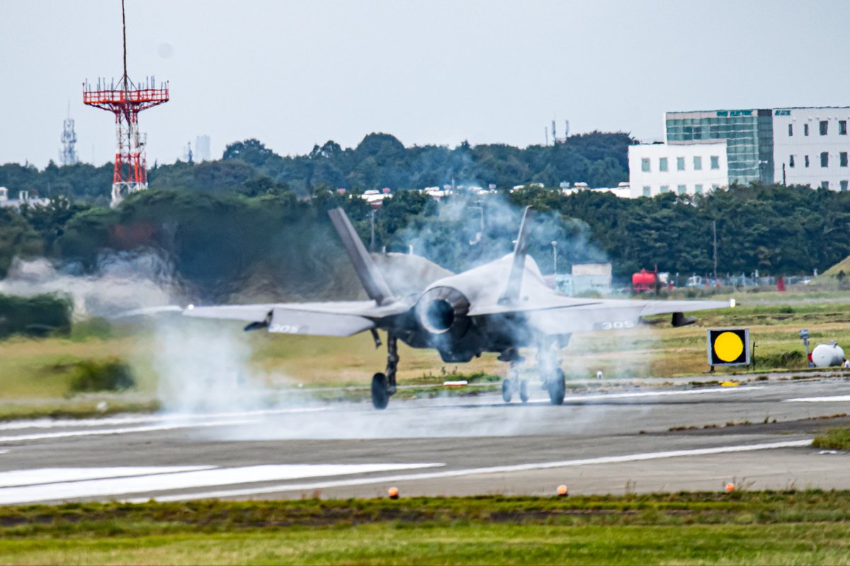 SecretBaAREA884's tweet image. 厚木基地F-35C 朝上がったやつの降り
仕事場に戻ります
#厚木基地　#USNAVY #F35C