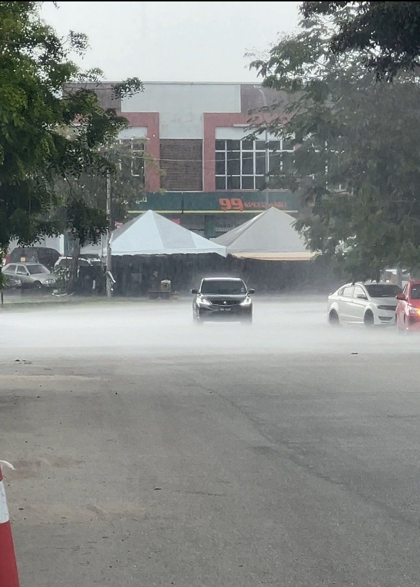 Sempadan hujan. Aku berada di belah yang tak hujan padahal depan tu dalam 10m hujan lebat. Lama dah nak capture moment macam ni, akhirnya dapat.