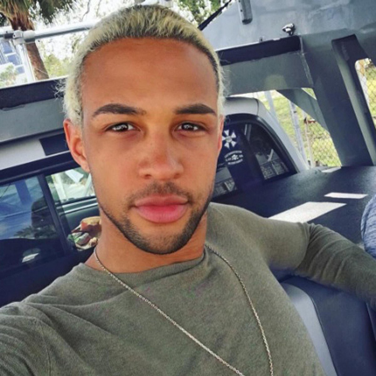 Ich hasse Dubai, ohne Spaß diese dummen Hurensöhne. Ich bin fucking 34 und die heulen rum wenn ich EINE fucking Xanax nehme oder ab und zu kokse. Was zum Fick falsch mit denen. Kein Witz ich wünschte ich wär in einem anderen Land.