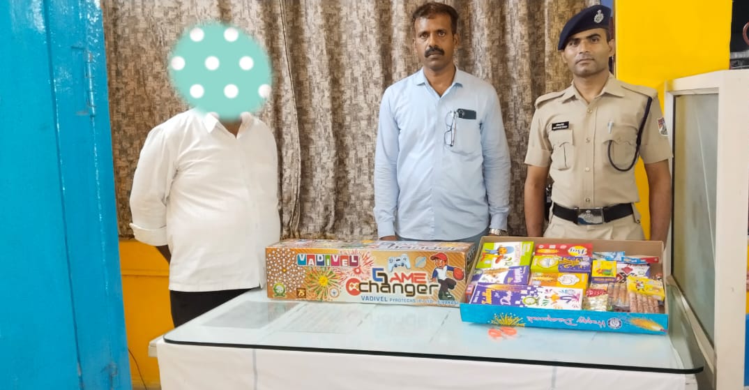 rpfswrmys's tweet photo. #Samraksha: RPF/Davangere  apprehended two persons carrying firecrackers worth ₹14,840/- at Davangere Railway Station. Further a case has been registered at DVG Post u/s 164 of the Railways Act, 1989. @RPF_INDIA @rpfswr @DrmMys https://t.co/8QJF3PL21W