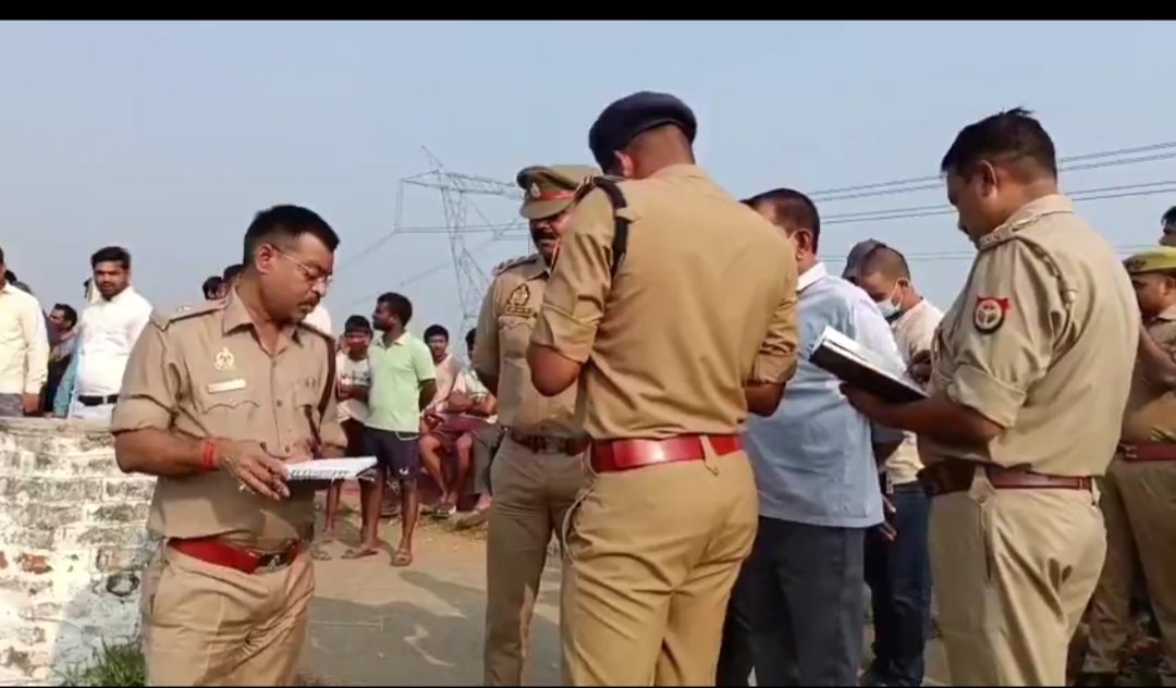 कौशाम्बी।करारी थाना क्षेत्र के सोंधिया नहर पुलिया के पास छोटे लाल गुप्ता पर बदमाशों ने किया हमला मौत। साथ मे रहे भतीजे ने भागकर बचाई जान। पुलिस अधीक्षक कौशाम्बी राजेश कुमार ने घटना स्थल का किया निरीक्षण। शव पोस्टमार्टम के लिए भेजा गया <a href="/kaushambipolice/">KAUSHAMBI POLICE</a> <a href="/Uppolice/">UP POLICE</a> <a href="/ADGZonPrayagraj/">ADG Zone Prayagraj</a>