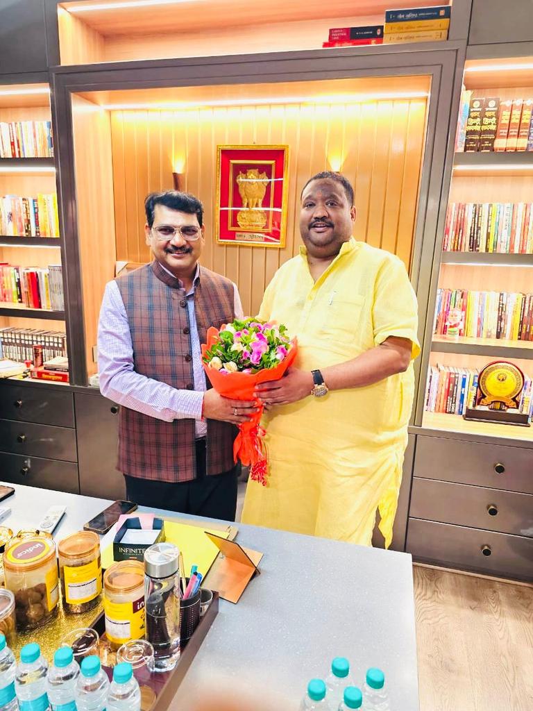 dheerusinghh's tweet image. माननीय राज्यसभा सांसद, भारतीय जनता पार्टी उत्तर प्रदेश के कर्मठ एवं लोकप्रिय प्रदेश महामंत्री, हम कार्यकर्ताओं के अभिभावक श्री @Amarpalmbjp जी भाई साहब से लखनऊ में भेंटकर उनका आशीर्वाद प्राप्त किया और दीपावली पर्व की हार्दिक शुभकामनाएं एवं बधाई दी।
ईश्वर से प्रार्थना है कि यह…