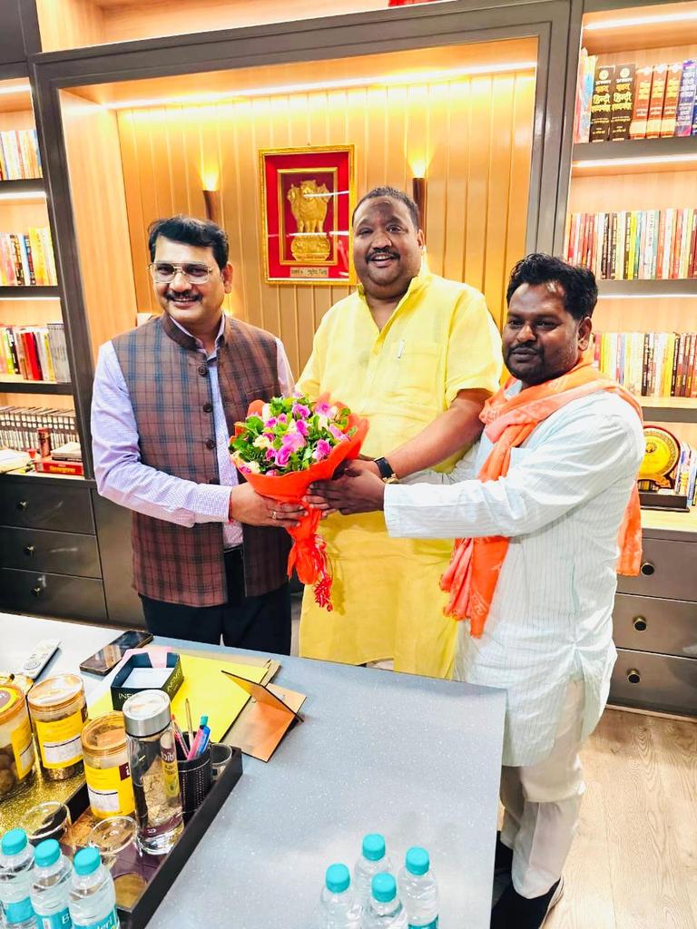 dheerusinghh's tweet image. माननीय राज्यसभा सांसद, भारतीय जनता पार्टी उत्तर प्रदेश के कर्मठ एवं लोकप्रिय प्रदेश महामंत्री, हम कार्यकर्ताओं के अभिभावक श्री @Amarpalmbjp जी भाई साहब से लखनऊ में भेंटकर उनका आशीर्वाद प्राप्त किया और दीपावली पर्व की हार्दिक शुभकामनाएं एवं बधाई दी।
ईश्वर से प्रार्थना है कि यह…