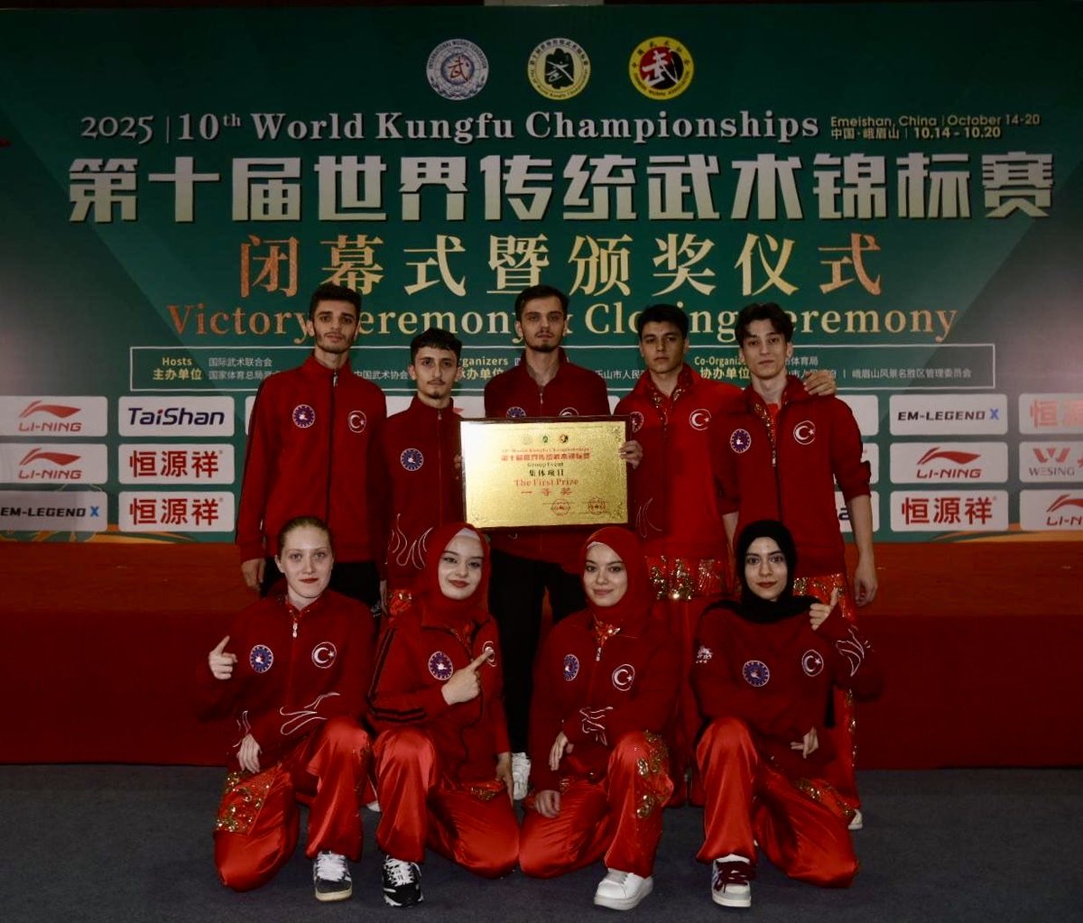 Türkiye Wushu Kung-Fu Millî Takımımız, Çin’in Emeishan şehrinde düzenlenen 10. Dünya Kung-Fu Şampiyonasında Dünya Şampiyonu oldu. 🏆🇹🇷

Tüm millî sporcularımızı tebrik ediyor, <a href="/twfgovtr/">Türkiye Wushu Kung Fu Federasyonu</a> takımımıza başarılarının devamını diliyorum. 👏🏻