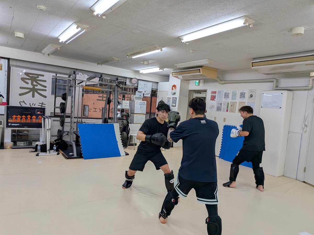 J_AUTO_TAXI's tweet photo. 昨日はグラップリングとキックボクシングをそれぞれやりました!
キックボクシングは1年やってたけどグラップリングは初。
寝技ってめっちゃ頭使う。
頭使って身体動かせてシェイプアップ出来るのは一石二鳥😁
#GRABAKA
#グラバカ
#赤羽
#格闘技
#MMA https://t.co/AHTJfiA1y0