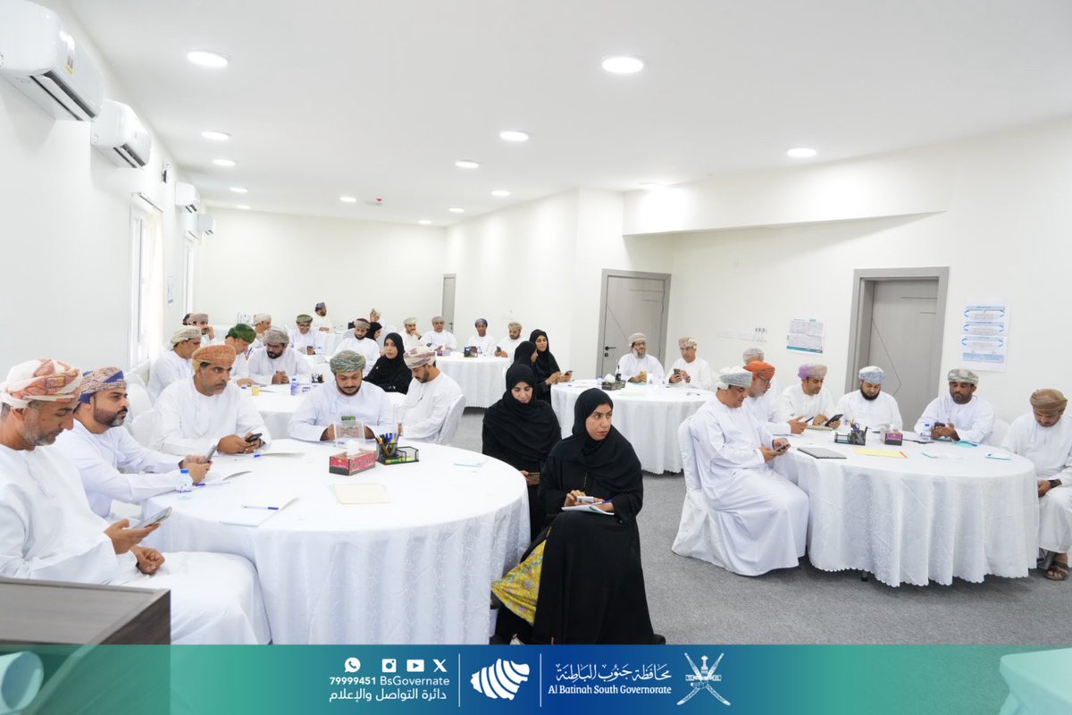 BsGovernate's tweet photo. انطلق صباح اليوم البرنامج التدريبي “الإجادة الإشرافية”، الذي تقدّمه وزارة العمل بالتعاون مع مكتب محافظ جنوب الباطنة، ويُعقد في هيئة حماية المستهلك ببركاء خلال الفترة من 19 إلى 21 أكتوبر 2025م، قدمته المدربة زهرة الحبسية.

يستهدف البرنامج المدراء ورؤساء الأقسام في مختلف المؤسسات الحكومية بمحافظة جنوب الباطنة، ويهدف إلى تمكين المشاركين من تطبيق مبادئ الإشراف الفعّال والإجادة في إدارة فرق العمل، وتنمية مهارات التخطيط والمتابعة واتخاذ القرار، بما يسهم في تحقيق أداء متميز ونتائج مؤسسية عالية الجودة.

ويأتي تنفيذ هذا البرنامج في إطار حرص وزارة العمل ومكتب المحافظ على تنمية الكفاءات الإشرافية والقيادية، وتعزيز قدرات الكوادر الحكومية بما يتوافق مع مستهدفات رؤية عُمان 2040 في بناء جهاز إداري كفء ومحترف.